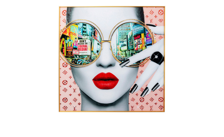 Gerahmtes Bild Cityview 120 x 120 cm, mit einer Frau, die eine Sonnenbrille auf hat