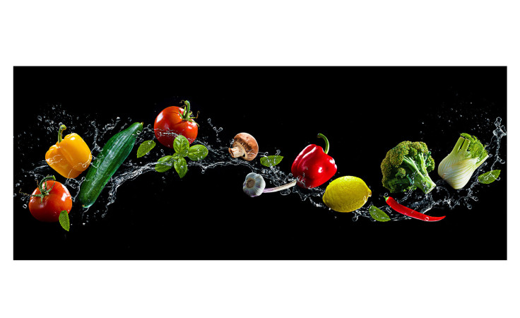 Glasbild Flying Vegetables 50 x 125 cm, schwarz mit verschiedene Gemüse