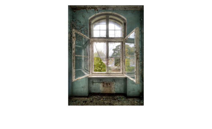 Glasbild Lost Space 60 x 80 cm, Raum von innen mit einem offenen Fenster
