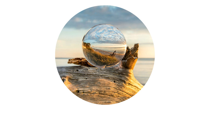 Glasbild Drop on Wood 50 cm Glaskugel am Strand