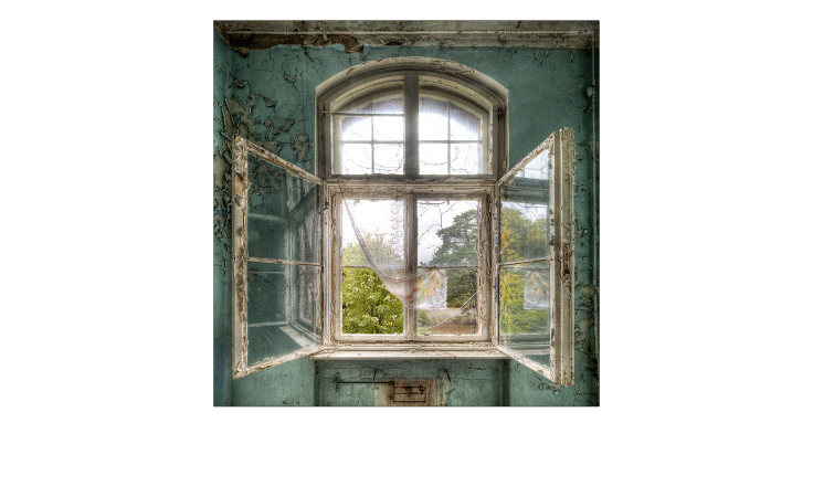 Glasbild Lost Place 30 x 30 cm, altes Gebäude von innen, offene Fenster