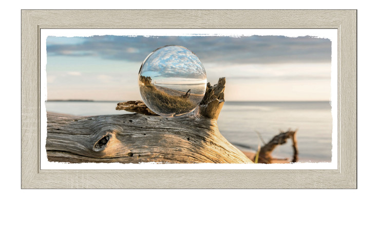 Rahmenbild Drop on Wood 69 x 129 cm. Rahmenbild mit dem Thema - Strand und Meer.