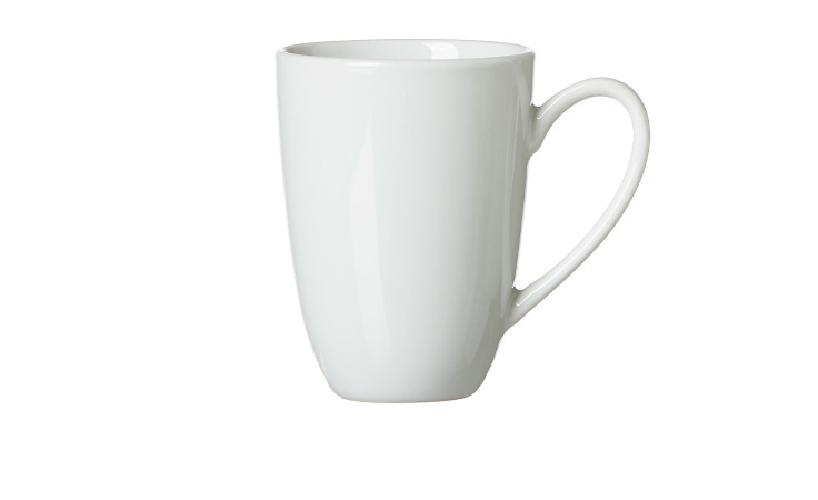 Latte Macchiato Obere Bianco im weißen Porzellan zusehen. 