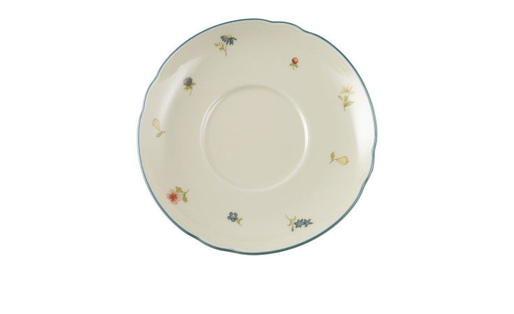 Milchkaffeeuntertasse Marieluise 16 cm aus Porzellan mit Streublumen-Motiv.