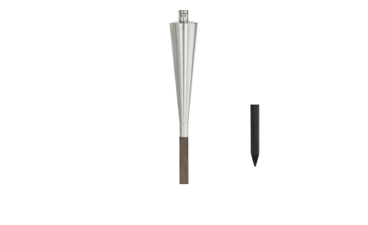 Gartenfackel Orchos 151,5 cm mit einem braunen Holzstiel und silber Edelstahl Gehäuse und Abdeckung.