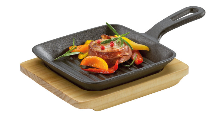 Pfanne BBQ mit Holzbrett, Pfanne aus schwarzem Gusseisen, Ansicht im Gebrauch