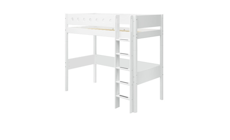 Hochbett White mit Leiter auf der rechten Seite von schräg links.