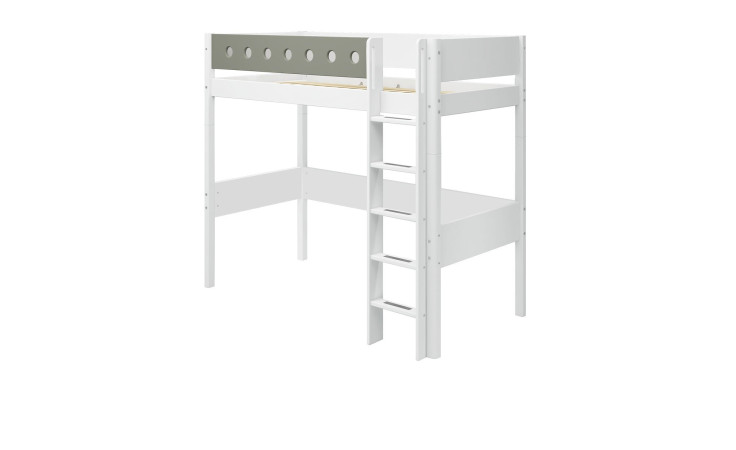 Hochbett White mit Leiter auf der rechten Seite und naturgrüner Absturzsicherung von schräg links.