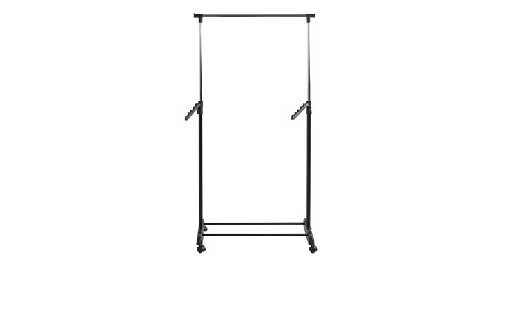 Rollgarderobe Tamo mit einer Frontalansicht auf eine ausgezogene Metall chrom Stange und einem schwarzen Kunststoff Gestell mit Haken und Rollen.