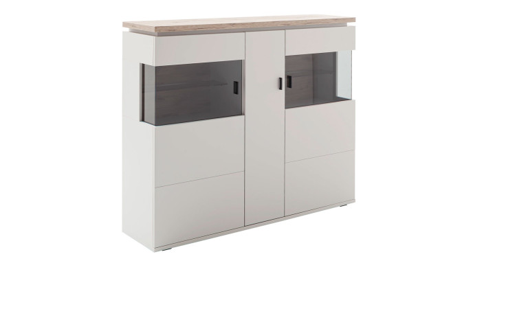 Basis-Highboard Amant aus Holzwerkstoff in Modern White und einer Absetzung in Viking Oak. Schräge Seitenansicht.