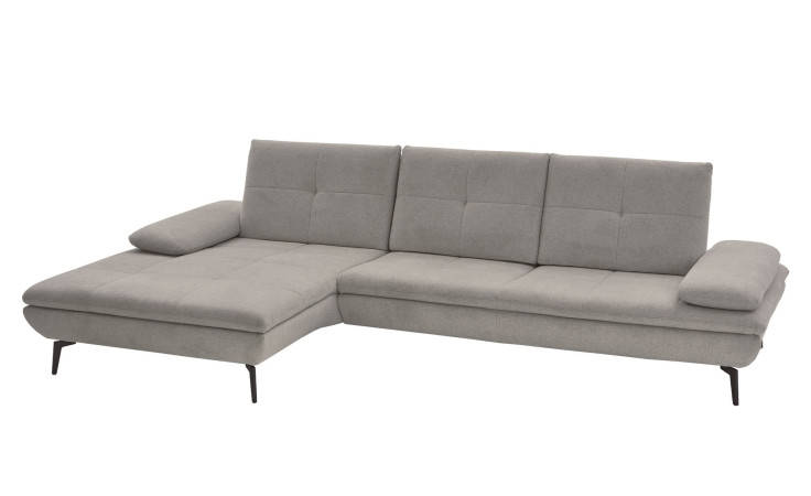 Basis-Ecksofa plano|FORM Adria im Bezugsstoff in Ecru mit schwarzen Metallfüßen. Schräge Seitenansicht.