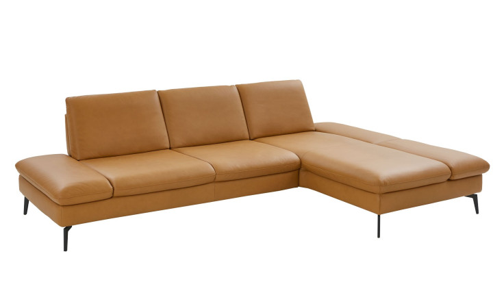 Basis-Ecksofa plano|FORM Nürnberg in Echtleder in Kurkuma bezogen.