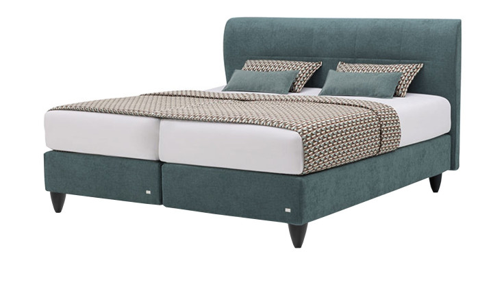 Komfort-Boxspringbett Adesso in einem blauen Bezugsstoff, mit zwei Kissen und einer Tagesdecke