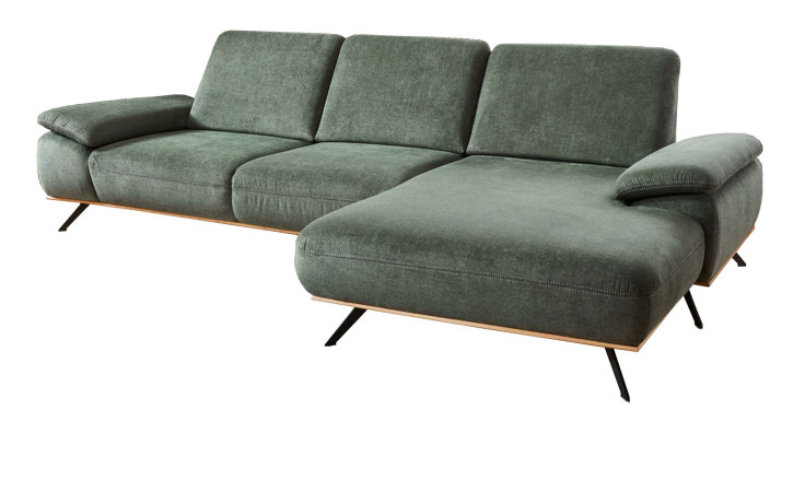 Basis-Ecksofa plano|FORM Este in einem grünen Bezugsstoff mit einem sichtrahmen in Wildeiche.