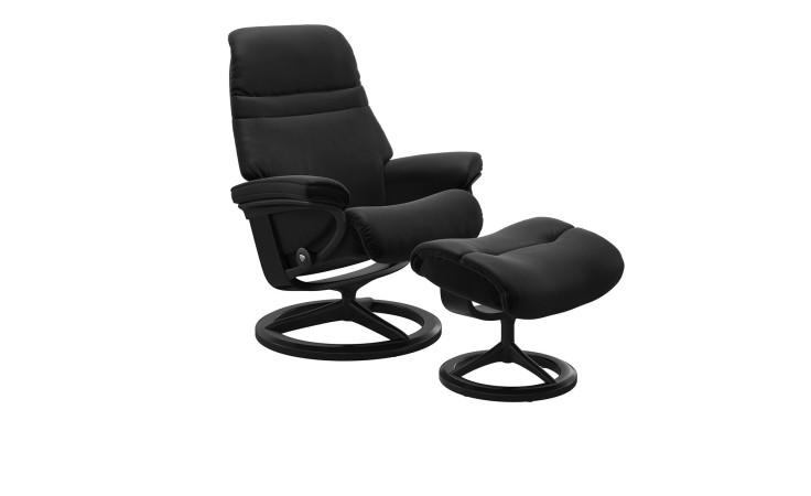 Relaxsessel mit Hocker Stressless Sunrise M Signature in grauem Leder mit schwarzem Gestell.