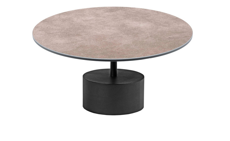 Couchtisch MONDO Varium mit einer Glas-Keramik Tischplatte in Zementgrau mit einem schwarzem Stahlgestell.