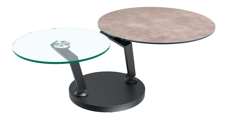 Couchtisch MONDO Varium mit einer Glas-Keramik Tischplatte in Zementgrau und einer Klarglasplatte mit einem schwarzen Stahlgetsell.