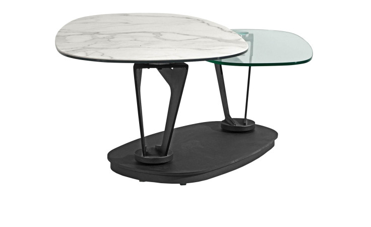 Couchtisch MONDO Varium mit einer Glas-Keramik Tischplatte in Marmoroptik Weiß und einer Klarglas Tischplatte und einem schwarzem Metallgetsell.
