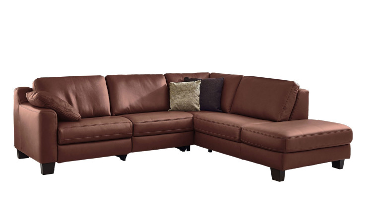 Basis-Ecksofa MONDO Maestra in einem Echtlederbezug in der Farbe Cognac. 