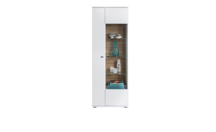 Vitrine LIV'IN Rovigo in weiß aus Holzwerkstoff mit einem Glasausschnitt und einer sichtbaren Rückwand in Nox Oak Stripes. Frontalansicht.