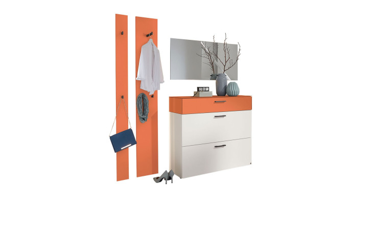 Garderobe Musterring Odessa in der Farbe Alpinweiß mit zwei mangofarbenen Paneelen und einer Schublade in der Farbe Mango, die Garderobe ist dekoriert