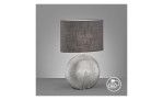 Tischleuchte Foro 53 cm in silber mit grauem Lampenschirm vor grauem Hintergrund.