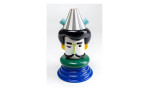 Vase Puppet in einer mehrfarbigen Ausführung auf einem grauen Hintergund