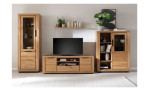 Vitrine Grazia in Kombination mit Lowboard und Highboard dekoriert vor einer farbigen Wand.