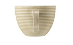 Kaffeetasse Beat 260 ml aus Porzellan in Sandbeige. Ansicht von der Seite mit Henkel nach vorn.