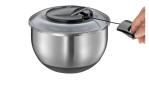 Salatschleuder Turbo aus Edelstahl in silber und schwarz, Ansicht im Gebrauch
