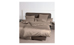 Mako-Satin Kissenbezug Colors in der Größe 40 x 40 cm und in der Farbausführung taupe, bezogen auf einem bett mit der passenden Bettwäsche und weiteren Kissen