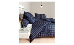 Mako-Satin Bettwäsche Mordernclassic in der Größe 155 x 200 cm und in der Farbausführung blau, kariert, auf einem Bett bezogen