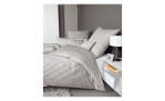 Marko-Satin Bettwösche Modernclassic in der Größe 155 x 220 cm und in der Farbausführung beige, braun mit Streifenmuster, auf einem Bett bezogen mit Deko
