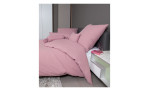 Seersucker Bettwäsche Piano in der Größe 135 x 200 cm und in der Farbausführung Rosa, auf einem Bett bezogen