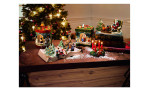 Teelichthalter-Paket Christmas Toys Santa bringt Geschenke dekoriert auf einem Tisch.