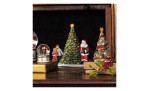 Deko-Figur Christmas Toys Santa am Baum mehrfarbig am fenster platziert.