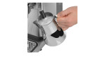 Milchkrug Barista 600 ml aus Cromargan in silber. Ansicht in Gebrauch.