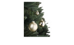 Christbaumkugeln 24er-Set aus Glas in Gold an einem grünen hängenden Tannenbaum.