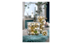 Christbaumkugeln 24er-Set aus Glas mit einer matten und glänzender Oberfläche. Auf einem dekorierten Hintergrund.