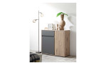 Kommode Nancy, in der Farbausführung Viking Oak und grau, in einem Raum stehend mit Deko, Schrägansicht