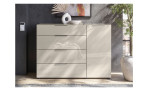 Kommode Saverne 3 in der Farbe Kaschmir mit Glas, 1 Tür und 4 Schubkästen, Ansicht im Milieu