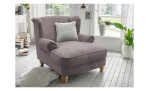 Loveseat-Sessel Bordeaux in der Farbe grau-braun mit einem silberfarbigem Kissen, in einem Raum stehend