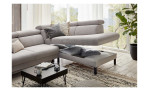 Komfort-Ecksofa, in der Farbausführung Silbern mit der offenen Recamiere mit dem Bettkasten, in einem Raum stehend mit Deko