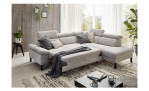 Komfort-Ecksofa, in der Farbausführung Silber, mit der Schlaffunktion, in einem Raum stehend mit Deko