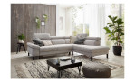 Komfort-Ecksofa, in der Farbausführung Silber, in einem Raum stehend mit Kissen