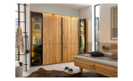 Basis - Drehtürenschrank Ranura, in der Farbausführung Farbglas / Asteiche Rillenoptik, in einem Raum stehend