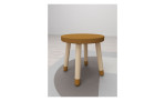 Kinderhocker Dots in senfgelb mit holzfarbenen Beinen auf einem grauen Teppich.