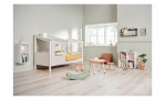 Kinderhocker Dots in rotvioeltt mit holzfarbenen Beinen im Kinderzimmer.