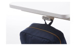 Beutelhaken in weiß an einem Schreibtisch angebracht mit einem Rucksack daran hängend.
