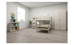 Mittelhohes Kombibett bestehend aus einem mittelhohen Bett und darunter einem Einzelbett in weiß im Kinderzimmer.